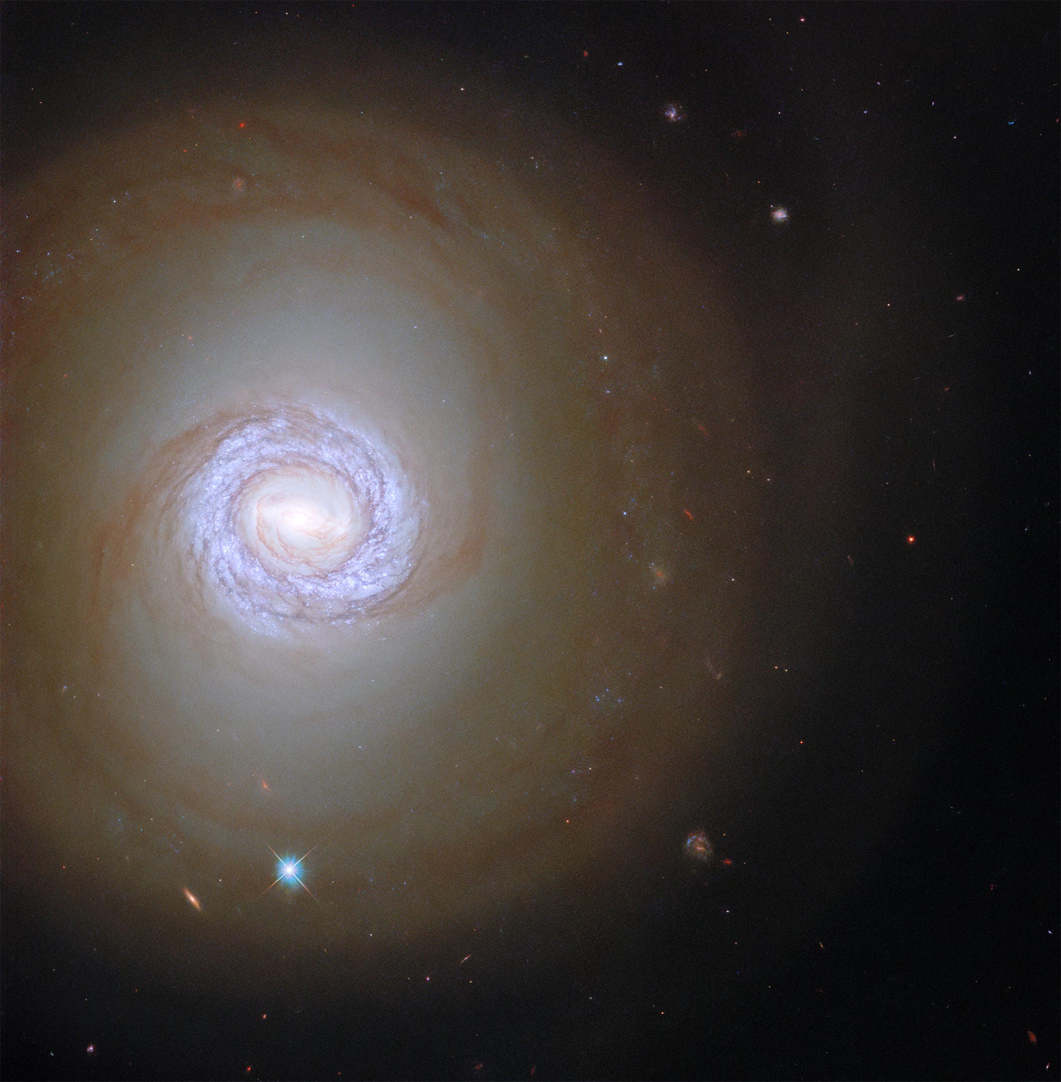 نگاه تلسکوپ فضایی هابل به کهکشان مارپیچی NGC 1317 در صورت فلکی کوره