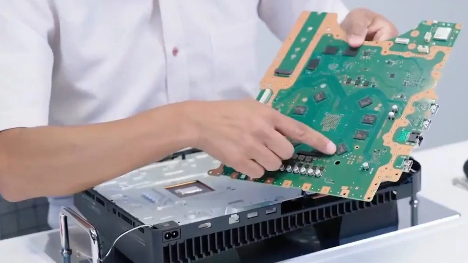 درون کنسول پلی‌استیشن 5