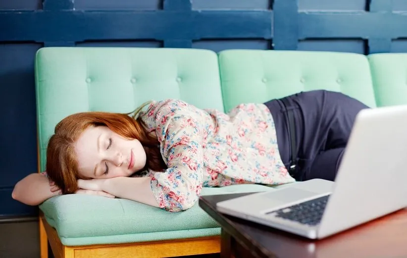 زن جذاب از به تأخیرانداختن کارها اجتناب میکند