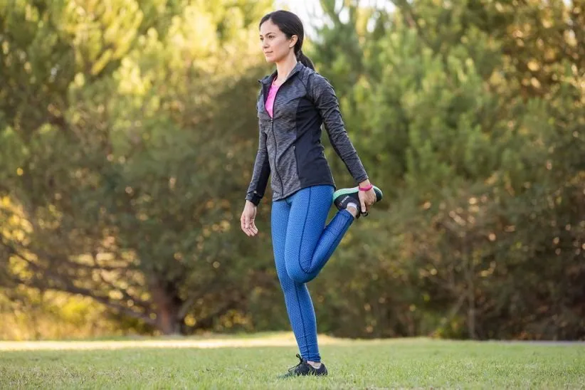 «کشش چهارسر ران ایستاده» (Standing Quad Stretch)