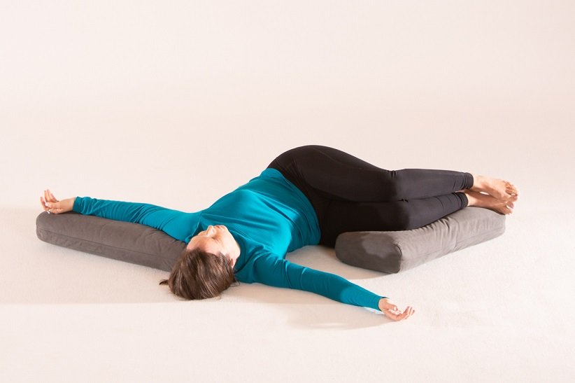 «چرخش بالاتنه خوابیده» (Laying Torso Rotation) برای انعطاف‌پذیری بدن