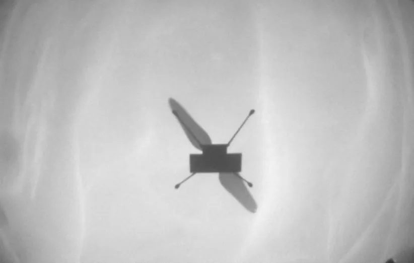 سایه‌ی بالگرد نبوغ هنگام پرواز هجدهم در مریخ