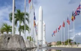 موشک آریان 5 حامل تلسکوپ فضایی جیمز وب بر سکوی پرتاب