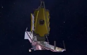 طرحی گرافیکی از تلسکوپ فضایی جیمز وب پس از باز شدن پوشش محافظ سپر خورشیدی