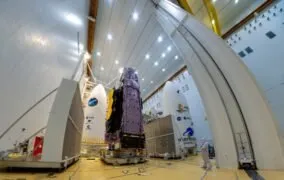 تلسکوپ فضایی جیمز وب سوار بر موشک آریان 5 برای پرتاب آماده می‌شود.