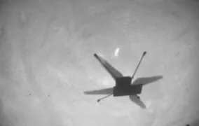 سایه‌ی بالگرد نبوغ هنگام هفدهمین پرواز در مریخ