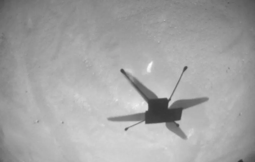 سایه‌ی بالگرد نبوغ هنگام هفدهمین پرواز در مریخ