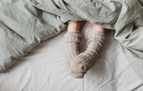 خوابیدن با جوراب، خوب یا بد؟ کارشناسان پاسخ می‌دهند.