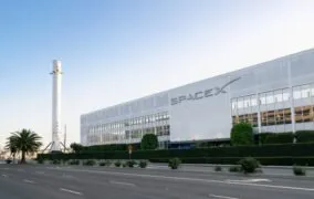 نمای جلویی دفتر مرکزی اسپیس‌ایکس در کالیفرنیا