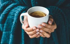 10 نوشیدنی خوش‌طعم زمستانی همراه با طرز تهیه‌ی آن‌ها