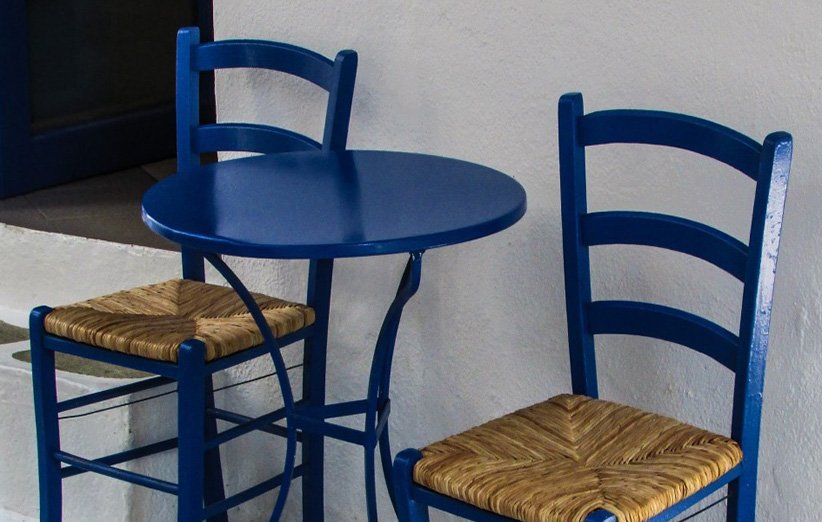 میز و صندلی به رنگ ابی یونانی