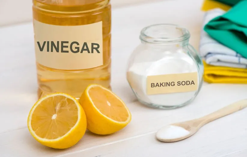 لکه‌های چربی یا عرق زیر بغل را با پوست لیمو از روی لباس پاک کنید