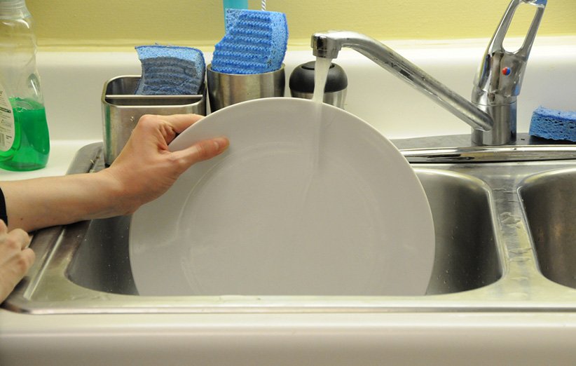 خیس کردن ظرف‌ها قبل از شست‌و‌شو