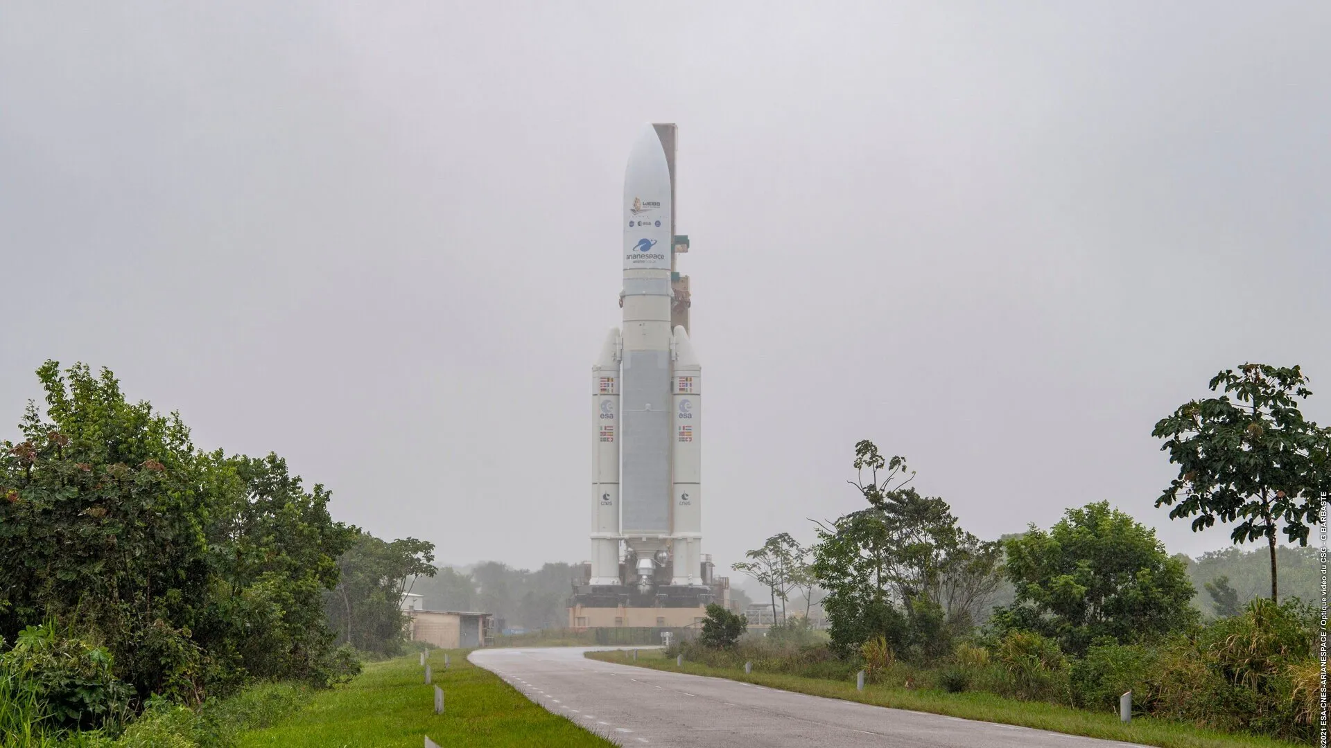 موشک آریان 5 و تلسکوپ جیمز وب در سکوی پرتاب