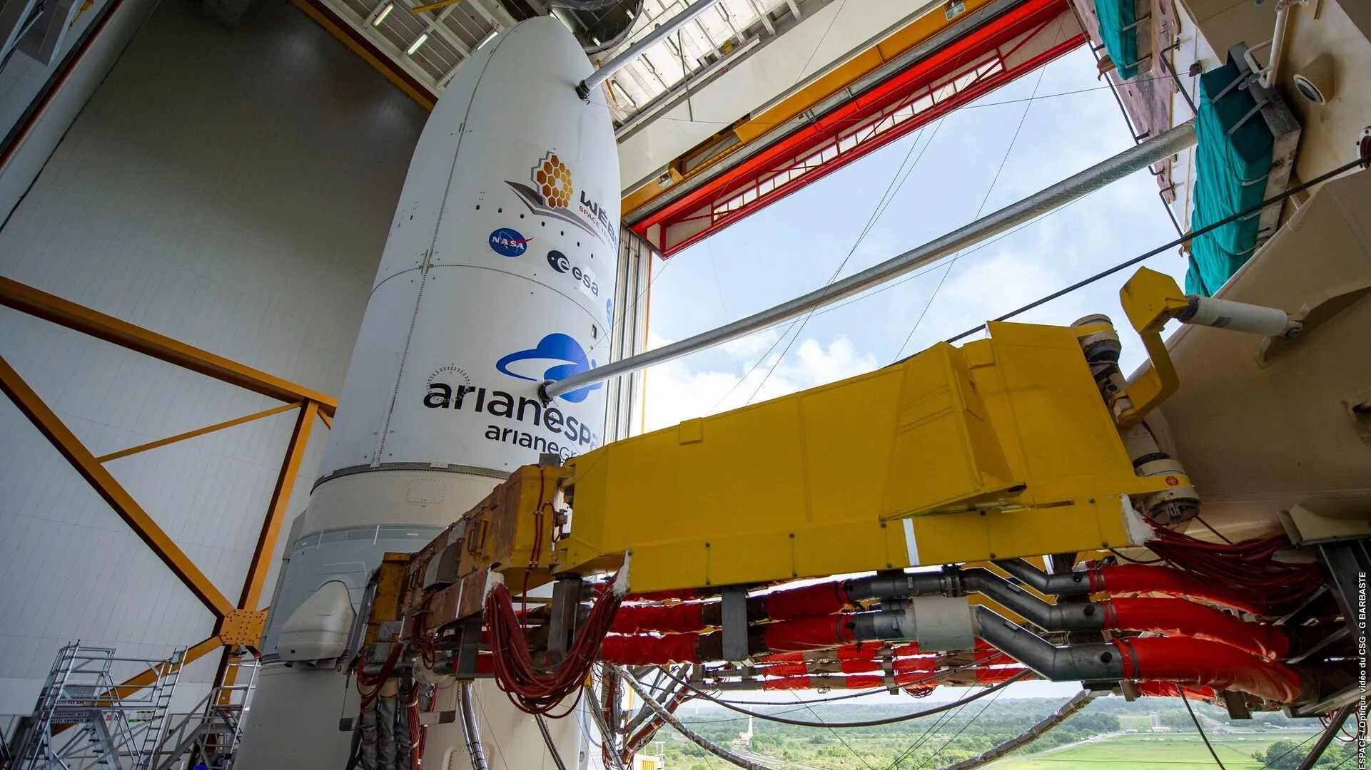 موشک آریان 5 و تلسکوپ جیمز وب در سکوی پرتاب