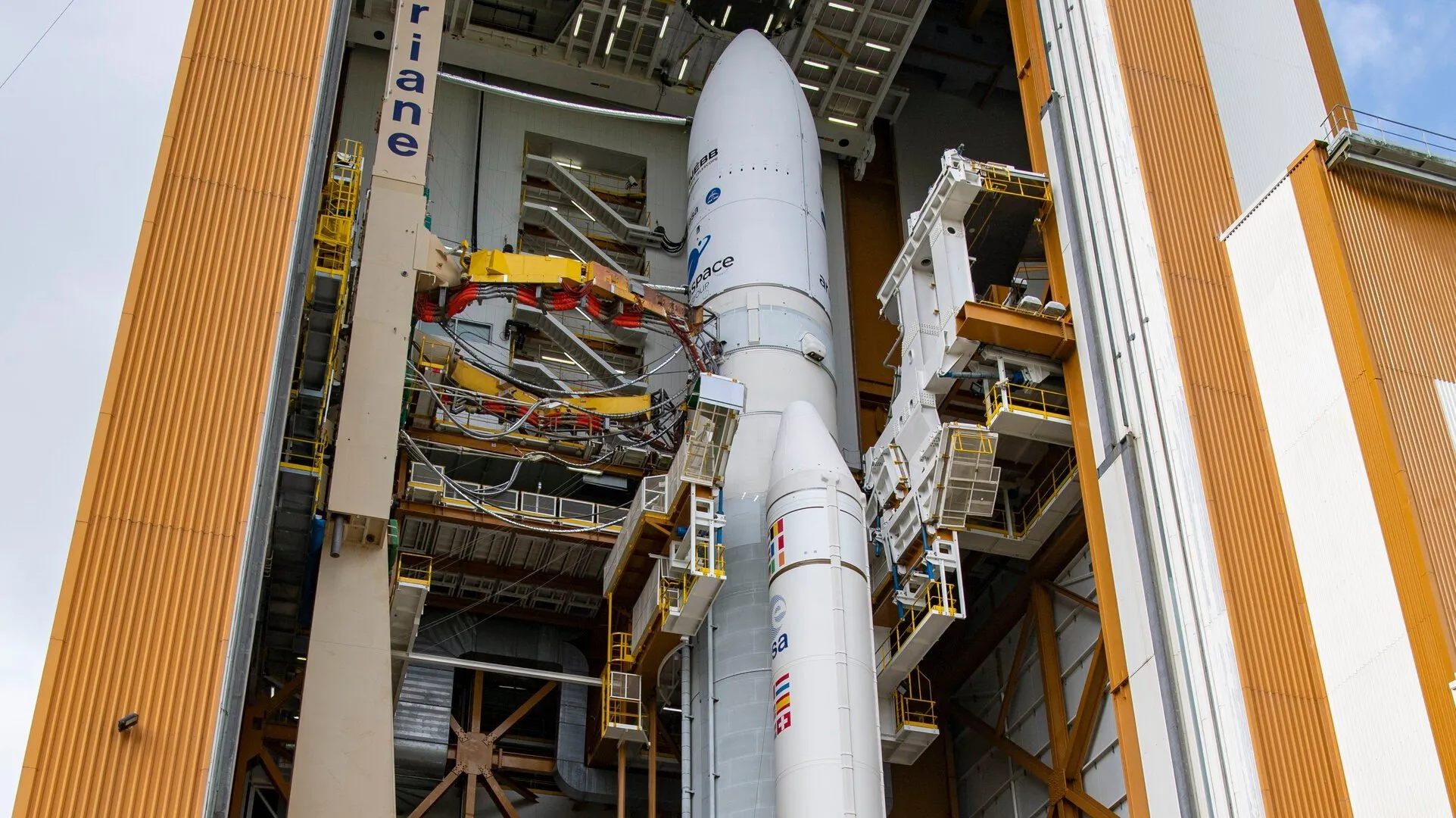 موشک آریان 5 و تلسکوپ جیمز وب در سکوی پرتاب