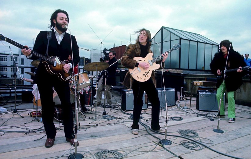 گروه بیتلز در حال اجرا روی بام