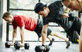 ورزش کردن به‌تنهایی یا در کنار مردم؛ کدام یک بهتر است؟