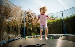 ترامپولین چیست و چه فایده‌ای برای تناسب اندام و سلامتی بدن دارد؟