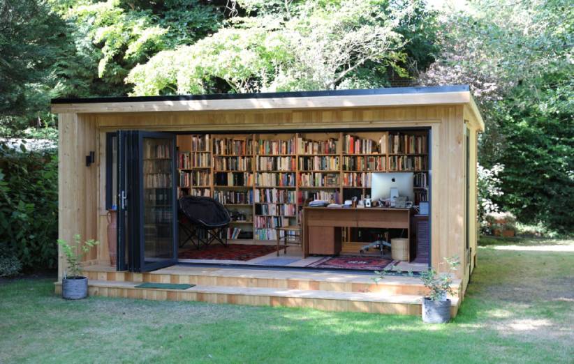 ۶- کتابخانه‌ای با نمای بیرونی خانه