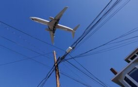 یک هواپیمای تجاری برای نشستن به فرودگاه سن دیگو نزدیک می‌شود.