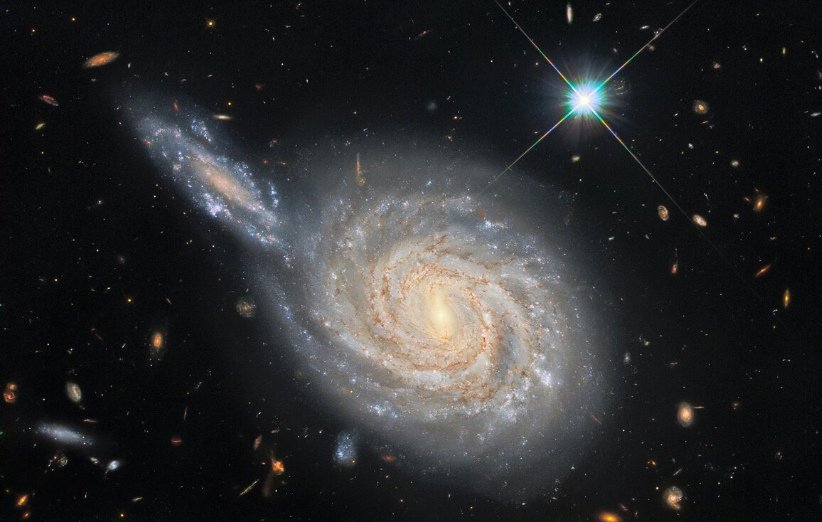 تصویر ژرف هابل از دو کهکشان دوردست شامل NGC 105