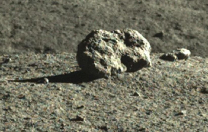 نمای نزدیک از تخته سنگ خرگوش-شکل کشف شده توسط کاوشگر یوتو 2 چین