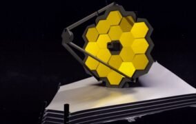 طرحی گرافیکی از جابه‌جایی جزئی آینه‌های طلایی شش ضلعی تلسکوپ فضایی جیمز وب