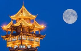 ماه بر فراز شهر چنگدو چین