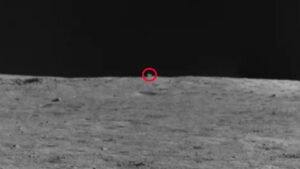 مکعب عجیب روی سطح ماه از نگاه ماه‌نورد چین