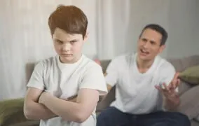 داد زدن سر کودک