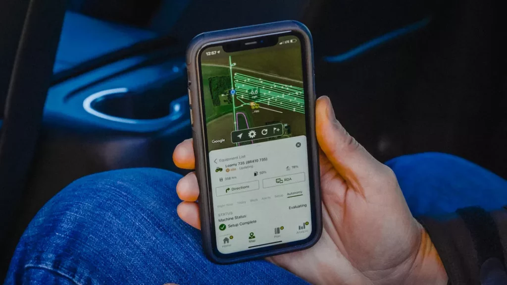 مدیریت تراکتور خودران الکتریکی جان دیر با اپلیکیشن روی گوشی هوشمند