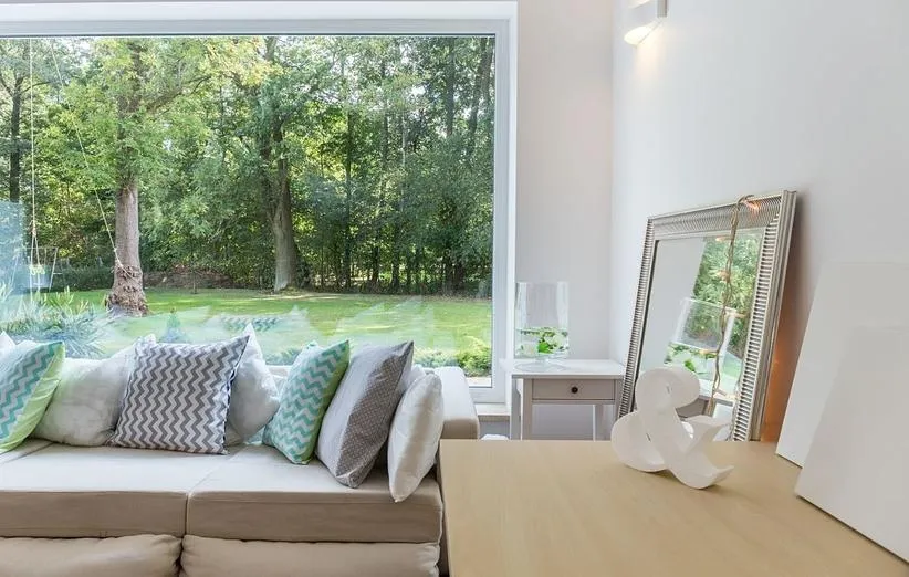 آینهای در اتاق نشیمن قرار گرفته است