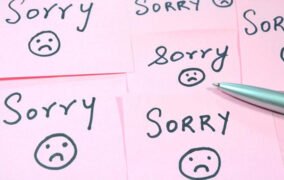 چگونه بیش از حد عذرخواهی کردن را متوقف کنیم؟