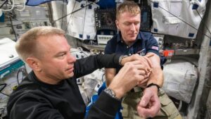 گرفتن خون از فضانورد تیموتی پیکه در ایستگاه فضایی بین‌المللی