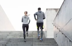 10 فایده‌ی پله‌نوردی برای بهبود سلامتی و افزایش چربی‌سوزی