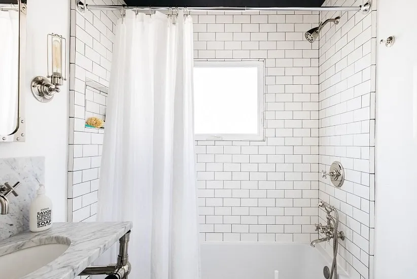 با این 4 راهکار حمام و دستشویی خود را بزرگ و جادارتر نشان دهید