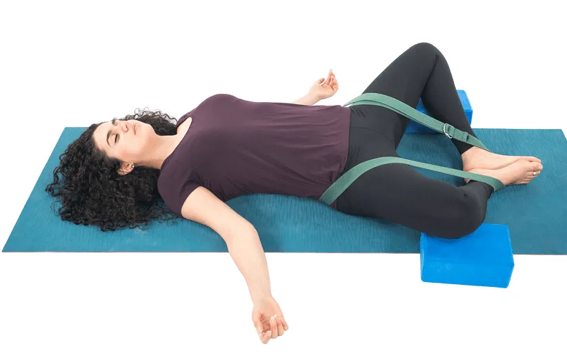 «حرکت پروانه خوابیده» (Reclining Bound Angle Pose)
