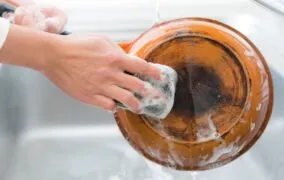 10 روش خانگی آسان برای تمیز کردن قسمت بیرونی تابه‌ها