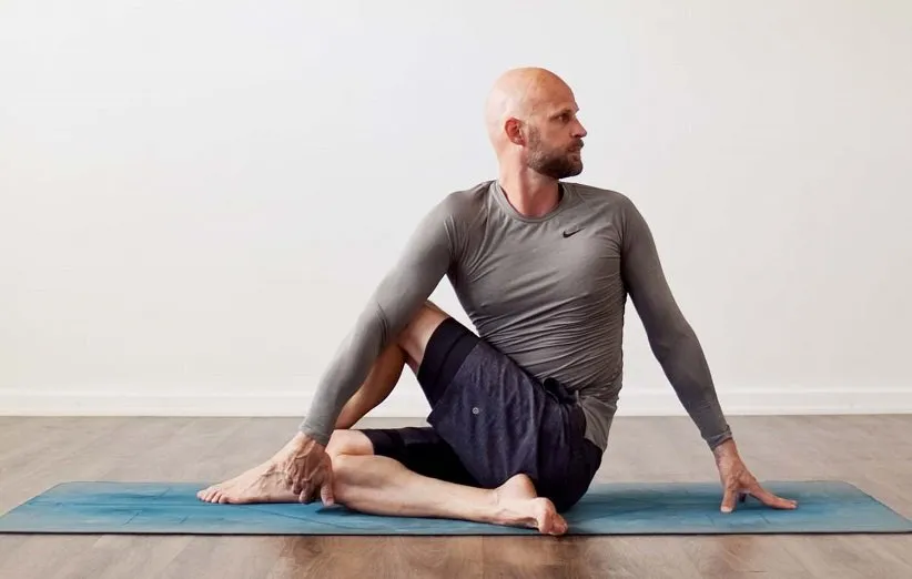 «حرکت چرخش ستون فقرات نشسته» (Seated Spinal Twist Pose)