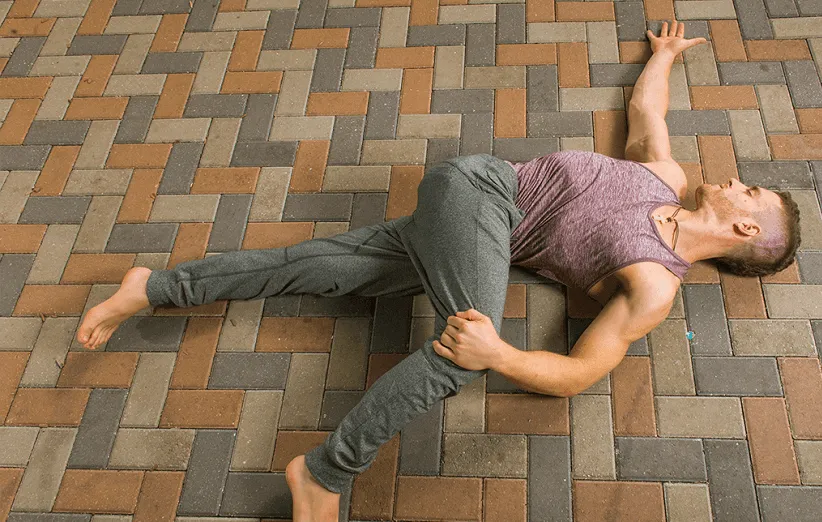 «چرخش ستون فقرات خوابیده» (Reclined Spinal Twist)