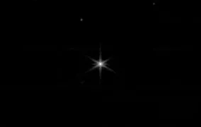 تصویر واحد شکل گرفته پس از جابه‌جایی جزئی بخش‌های هجده‌گانه‌ی آینه‌ی اصلی جیمز وب