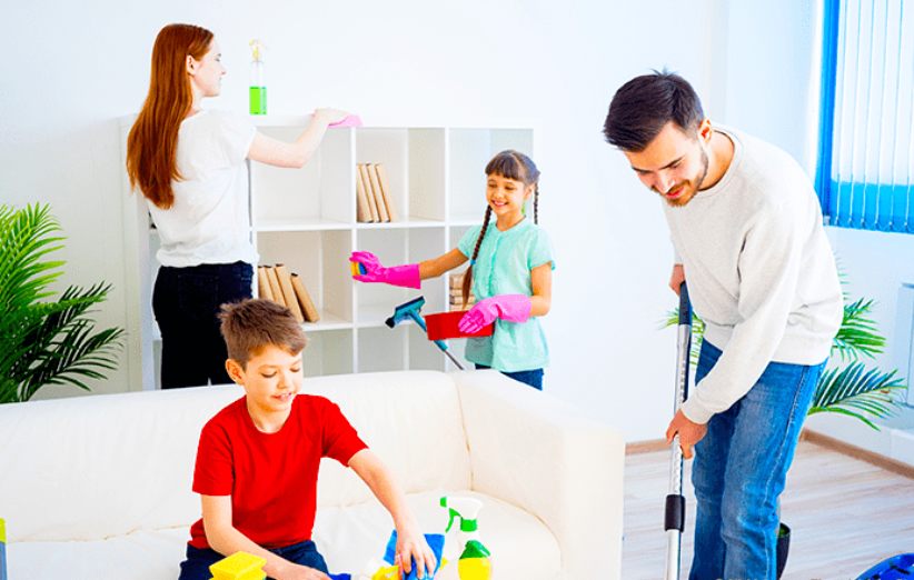 نظافت منزل به همراه خانواده