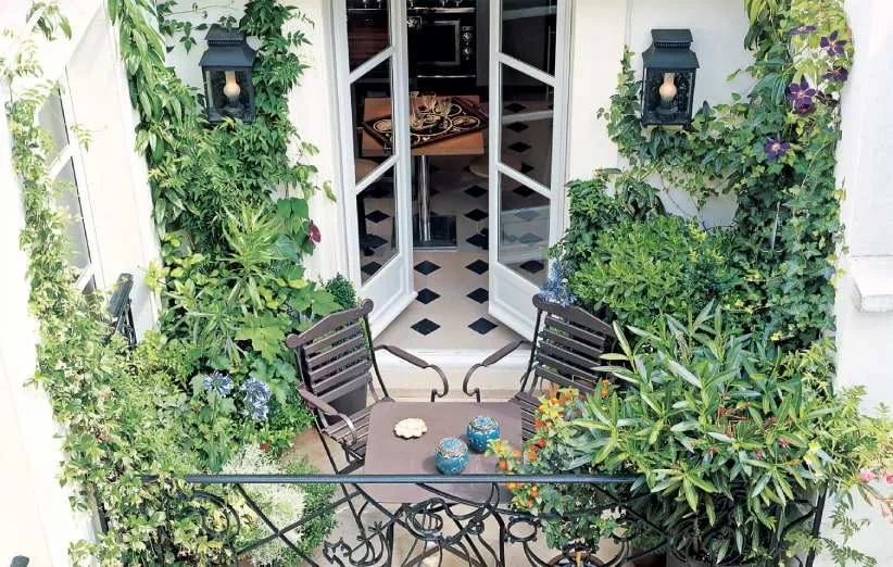 دکوراسیون بالکن با گل و گیاه
