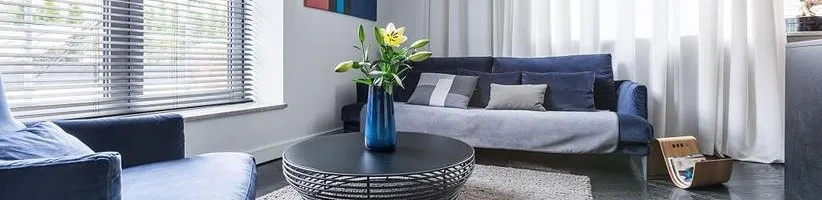 10 ترفند اثبات‌شده برای بزرگ‌تر جلوه دادن فضای نشیمن