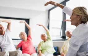 8 تمرین یوگا با صندلی مناسب برای سالمندان (بهبود سلامتی و کاهش درد)