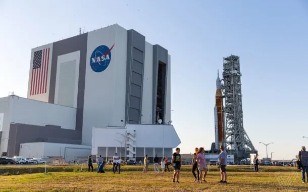 انتقال SLS به سکوی پرتاب