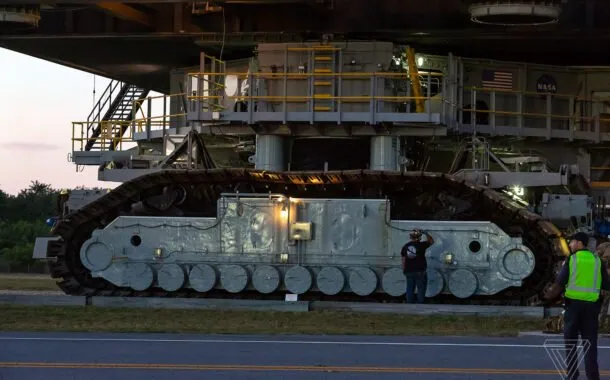 انتقال SLS به سکوی پرتاب