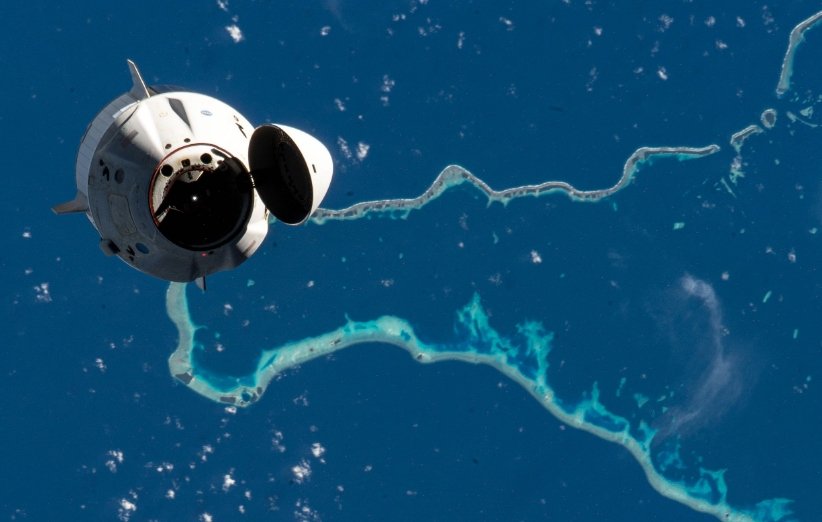 فضاپیمای سرنشین‌دار دراگون اسپیس‌ایکس هنگام نزدیک شده به ایستگاه فضایی