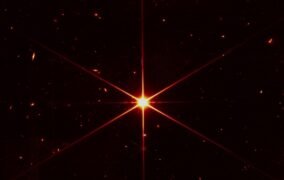 عکسی که جیمز وب در فرآیند هم‌ترازی دقیق آینه‌های خود از یک ستاره و کهکشان‌ها و ستاره‌های دوردست ثبت کرد.